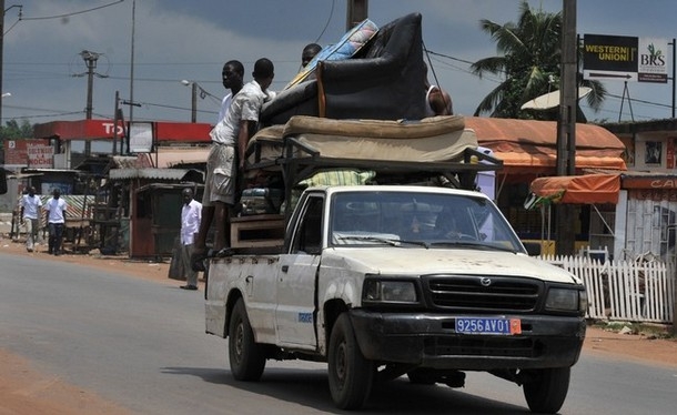 Les habitants d`Abobo, à Abidjan, continuent de fuir